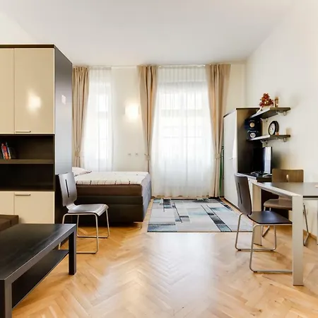Halkova * Praag